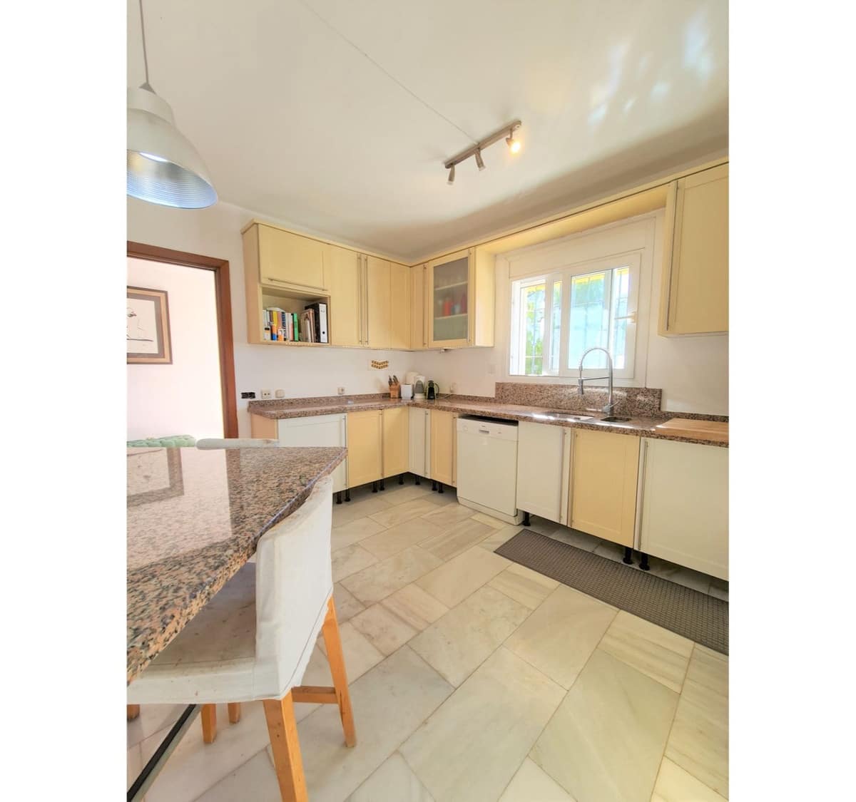 4 quarto Moradia para venda em Nueva Andalucia com piscina - 799 000 € (Ref: 9553925)