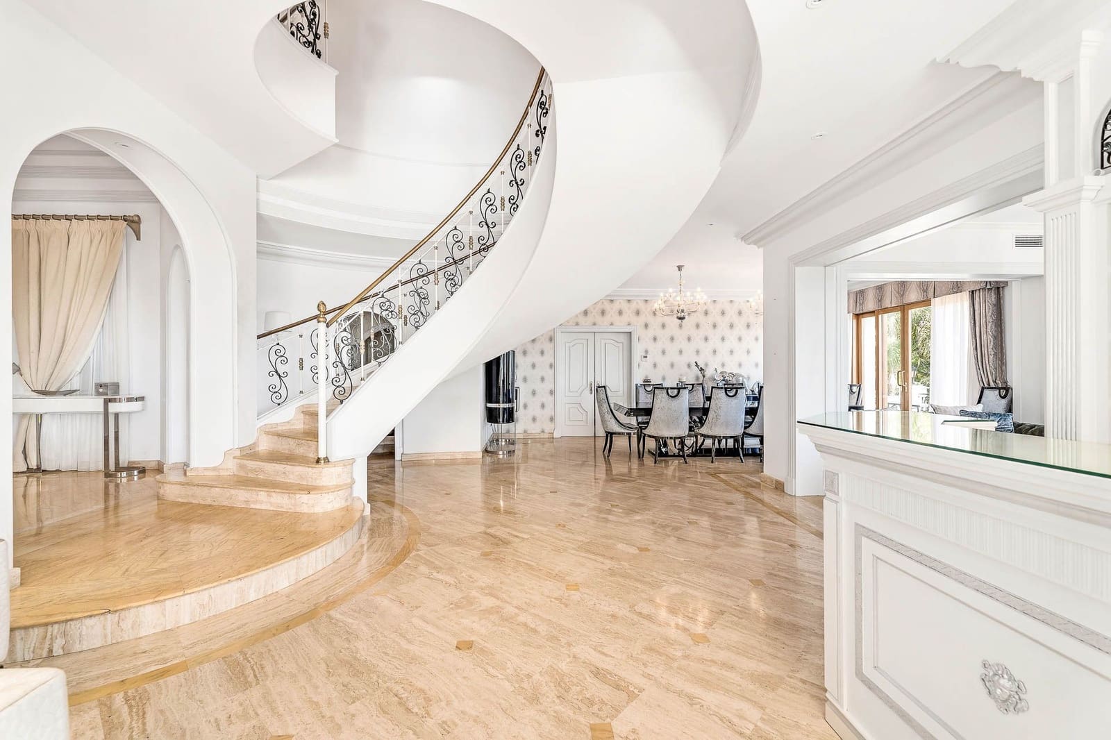 16 soverom Villa til salgs i El Paraiso med svømmebasseng garasje - € 9 494 000 (Ref: 9553932)