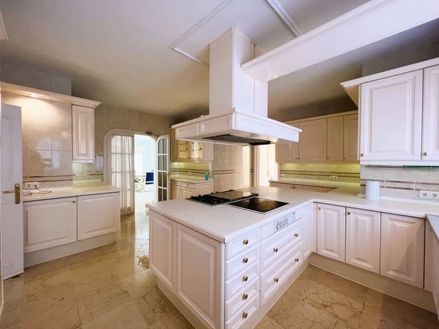 6 Zimmer Villa zu verkaufen in El Paraiso, Estepona mit Pool Garage - 1.995.000 € (Ref: 9553957)