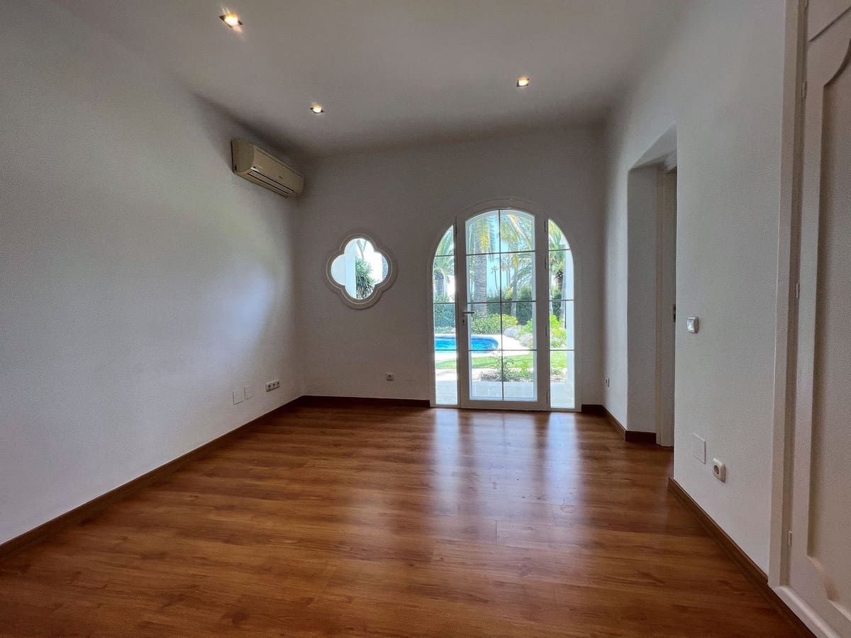 6 Zimmer Villa zu verkaufen in El Paraiso mit Pool Garage - 1.995.000 € (Ref: 9553957)