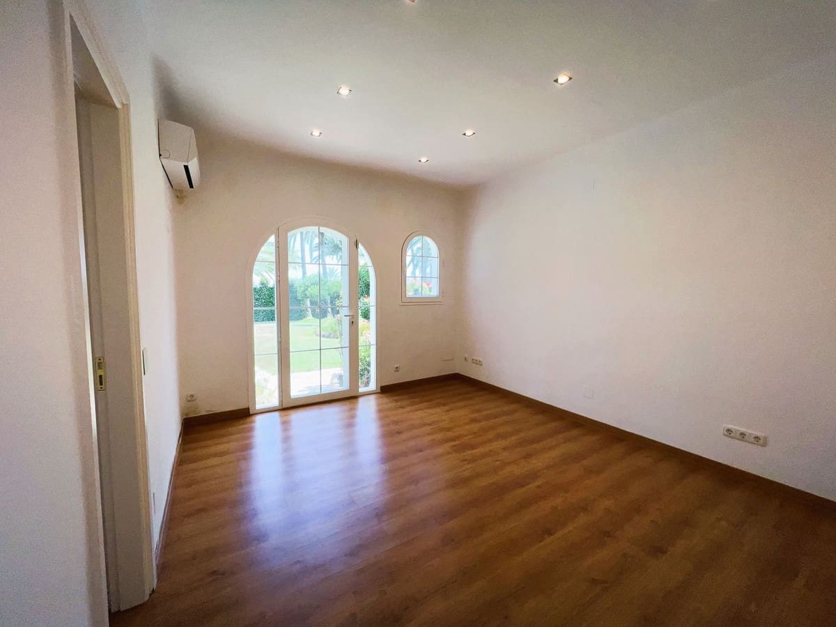 6 Zimmer Villa zu verkaufen in El Paraiso mit Pool Garage - 1.995.000 € (Ref: 9553957)