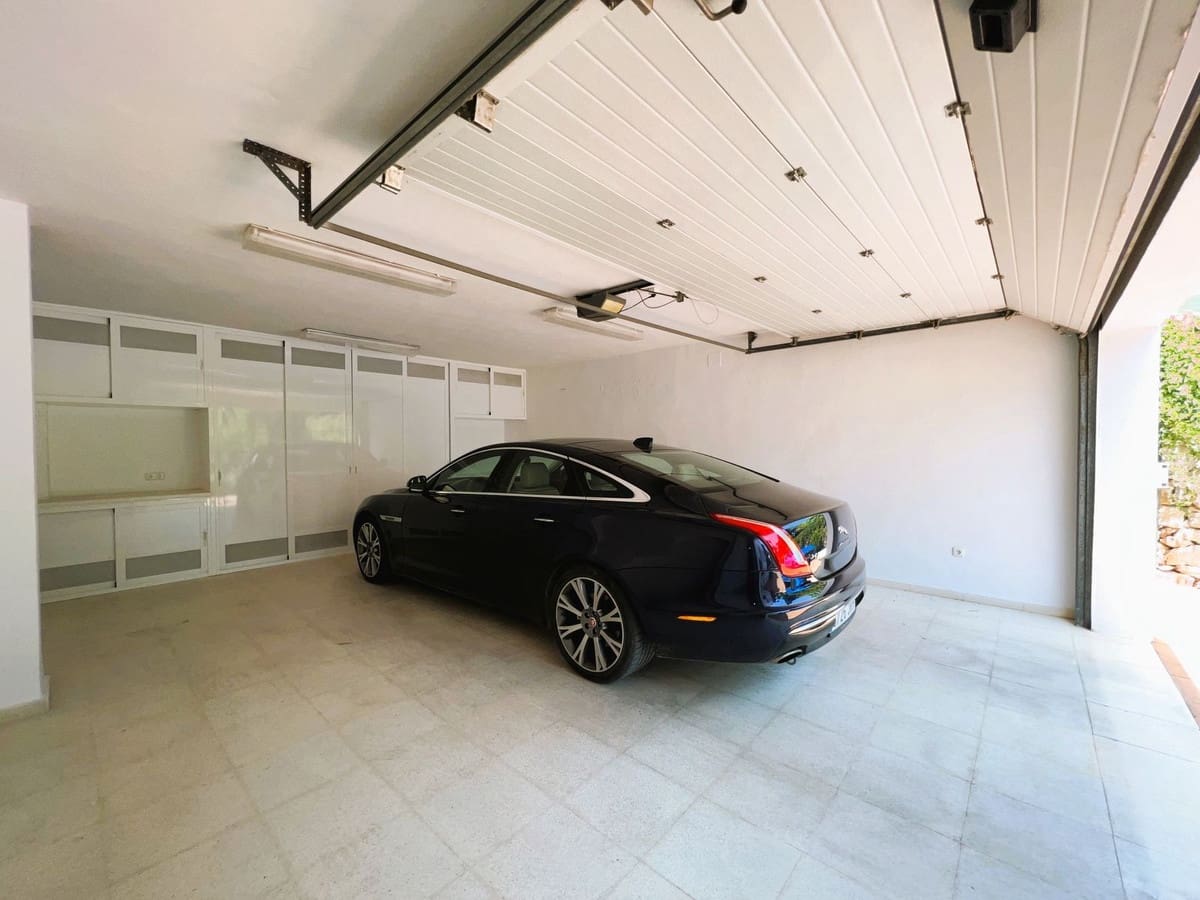 6 Zimmer Villa zu verkaufen in El Paraiso mit Pool Garage - 1.995.000 € (Ref: 9553957)