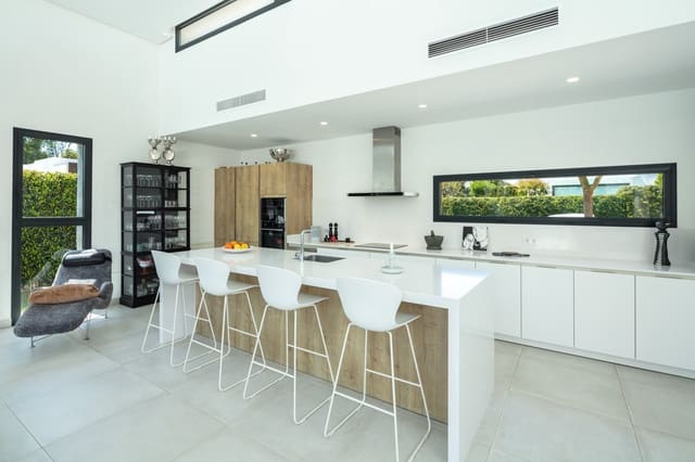 4 Zimmer Villa zu verkaufen in Estepona mit Pool Garage - 1.495.000 € (Ref: 9553985)