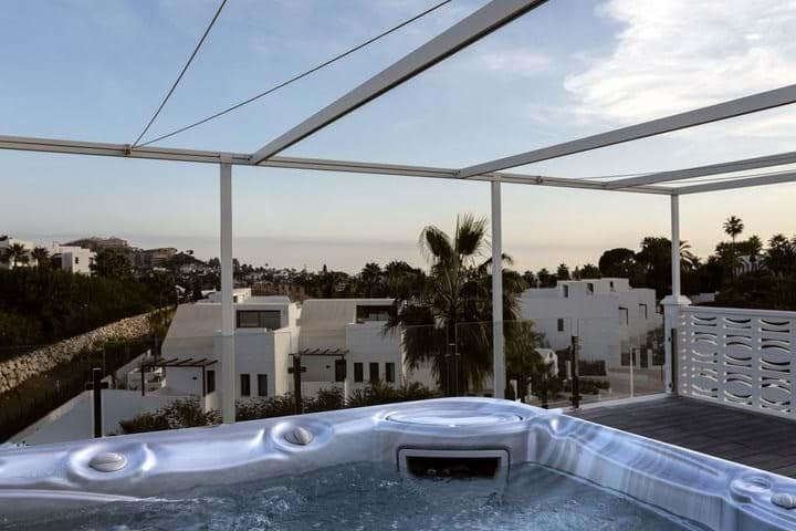 4 bedroom Villa for sale in Marbella with pool garage - € 1,700,000 (Ref: 9554096)