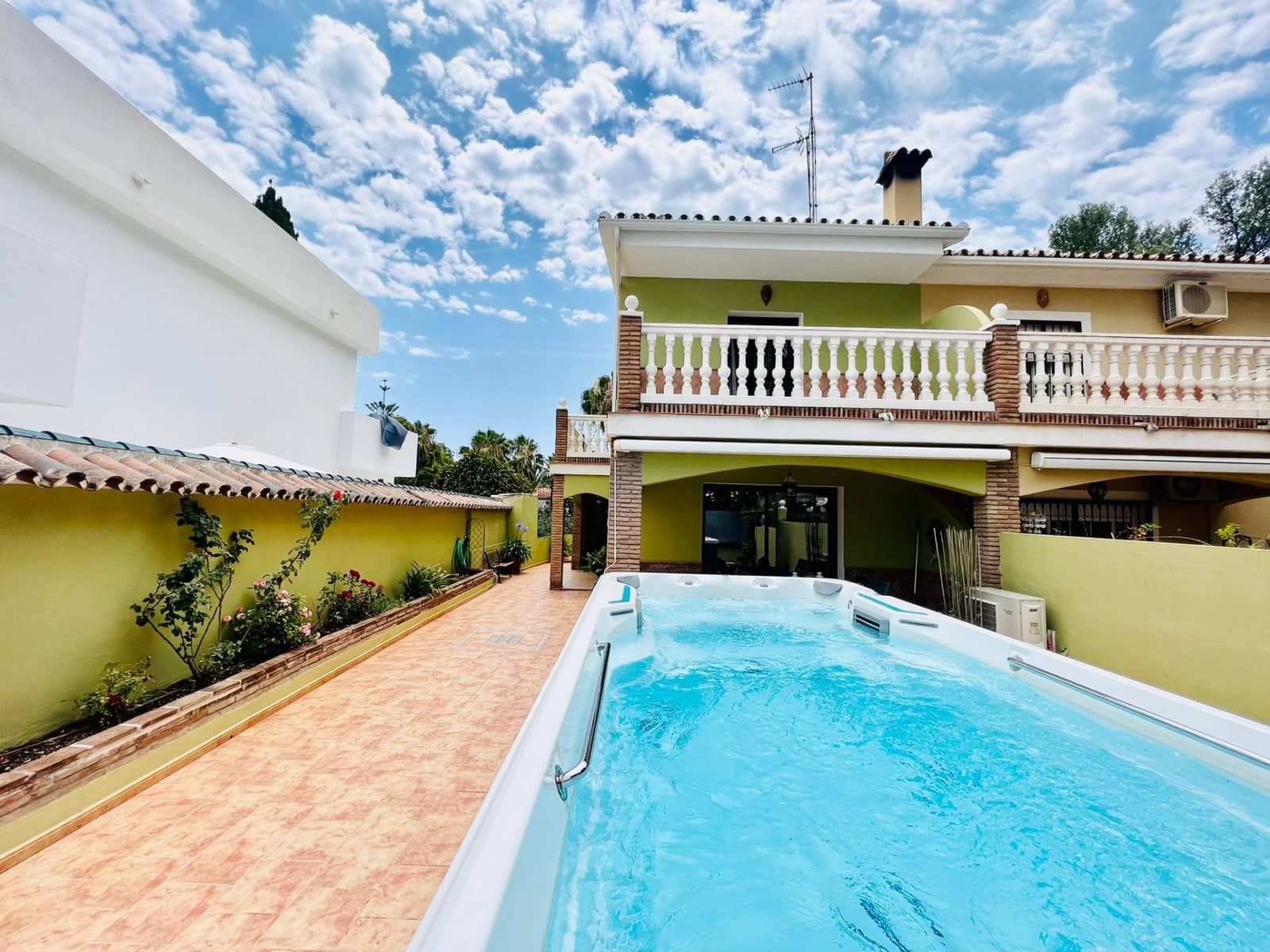 4 soveværelse Villa til salg i Nueva Andalucia med swimmingpool garage - € 720.000 (Ref: 9554134)