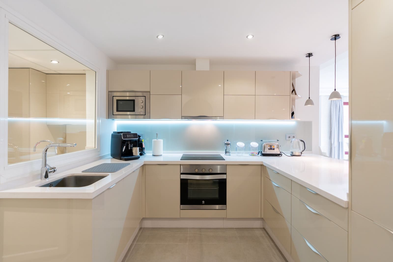 Apartamento de 2 habitaciones en Estepona en venta con piscina garaje - 750.000 € (Ref: 9554166)