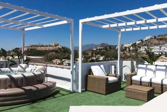 2 sypialnia Apartament na sprzedaż w La Quinta z basenem garażem - 650 000 € (Ref: 9554173)