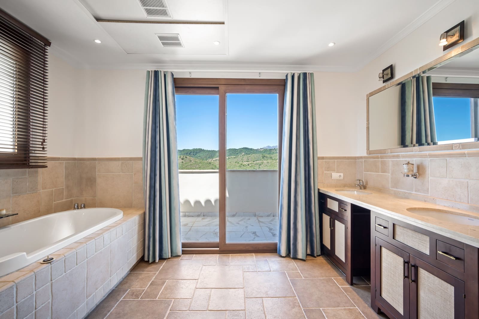 6 soveværelse Villa til salg i Marbella med swimmingpool garage - € 2.750.000 (Ref: 9554186)