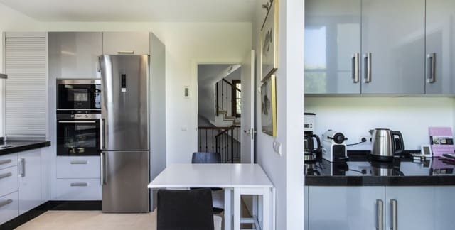 4 bedroom Villa for sale in Estepona with pool garage - € 815,000 (Ref: 9554202)