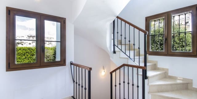 4 bedroom Villa for sale in Estepona with pool garage - € 815,000 (Ref: 9554202)