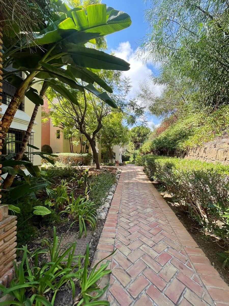 2 soverom Leilighet til salgs i Marbella med svømmebasseng garasje - € 450 000 (Ref: 9614190)