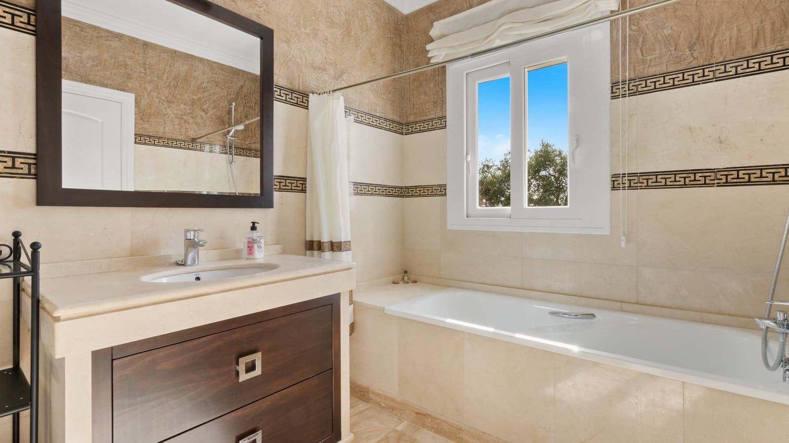 4 soverom Villa til salgs i Marbella med svømmebasseng garasje - € 1 950 000 (Ref: 9614192)