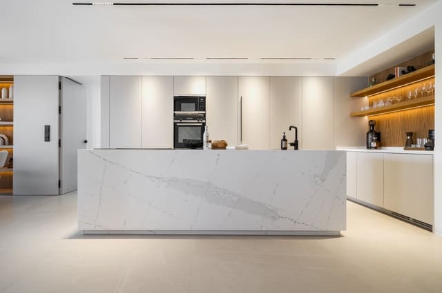 3 sypialnia Apartament na sprzedaż w Marbella z basenem garażem - 995 000 € (Ref: 9679694)