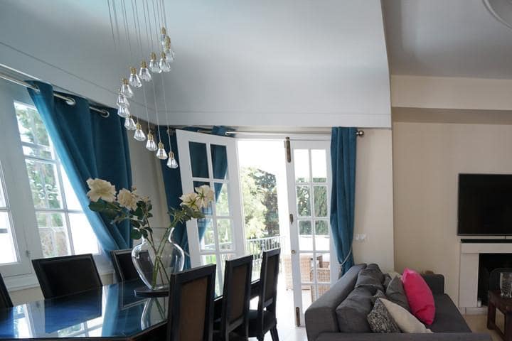 6 slaapkamer Villa te koop in Nueva Andalucia met zwembad garage - € 1.100.000 (Ref: 9725157)