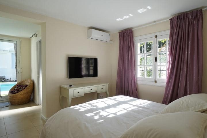 6 slaapkamer Villa te koop in Nueva Andalucia met zwembad garage - € 1.100.000 (Ref: 9725157)