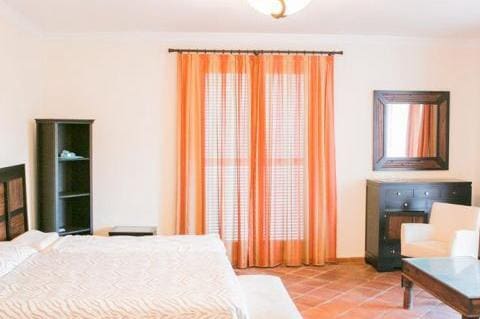 3 quarto Casa em Banda para venda em Casares com piscina garagem - 699 000 € (Ref: 9725181)