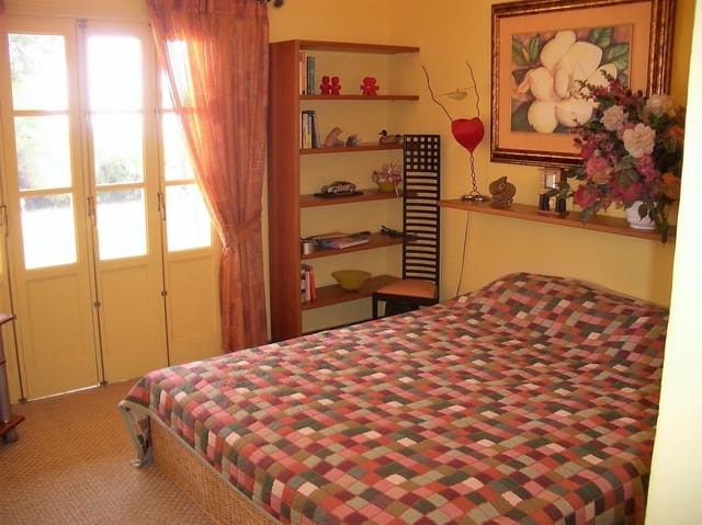 4 bedroom Villa for sale in Estepona with pool - € 690,000 (Ref: 9725192)