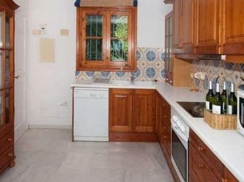 4 makuuhuone Omakotitalo myytävänä paikassa Marbella mukana uima-altaan - 725 000 € (Ref: 9725202)