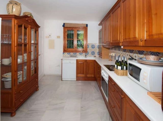 4 makuuhuone Omakotitalo myytävänä paikassa Marbella mukana uima-altaan - 725 000 € (Ref: 9725202)