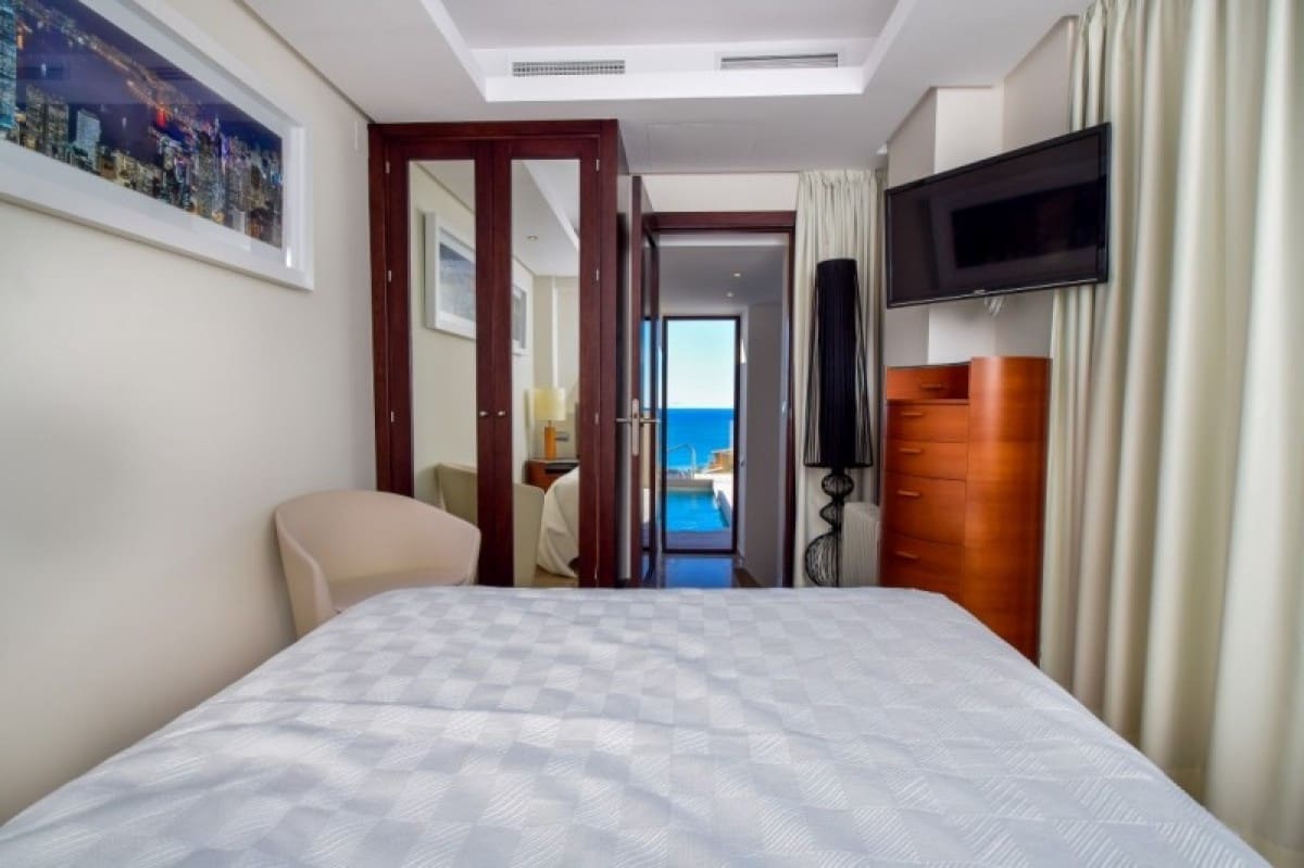 3 quarto Penthouse para venda em Estepona com piscina - 610 000 € (Ref: 9725226)