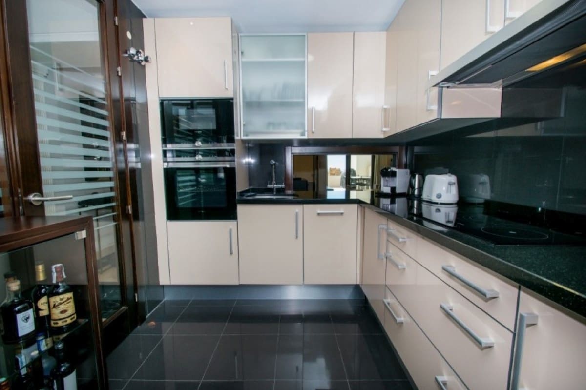 3 quarto Penthouse para venda em Estepona com piscina - 610 000 € (Ref: 9725226)