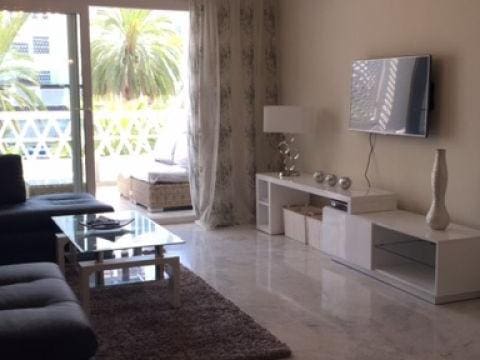 Apartamento de 2 habitaciones en Puerto Banus en venta con piscina - 605.000 € (Ref: 9725236)