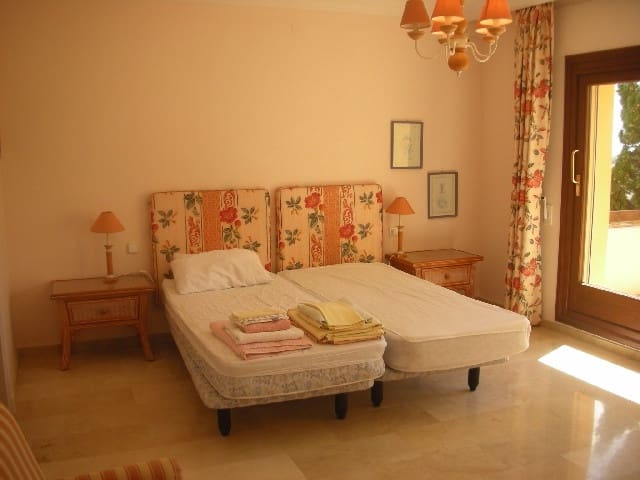 5 soveværelse Villa til salg i Marbella med swimmingpool garage - € 1.500.000 (Ref: 9725287)