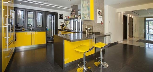 5 Zimmer Villa zu verkaufen in Marbella mit Pool Garage - 2.495.000 € (Ref: 9725292)