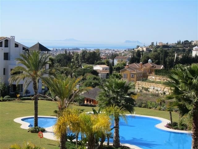 2 bedroom Apartment for sale in Benahavís with pool - € 350,000 (Ref: 9725304)