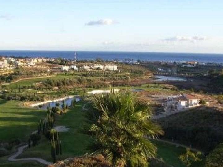 Apartamento de 2 habitaciones en Estepona en venta con piscina garaje - 299.000 € (Ref: 9725314)