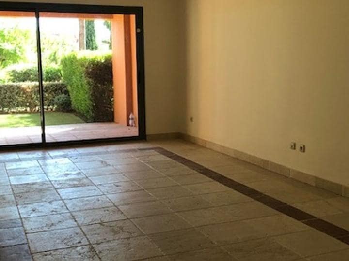 Apartamento de 2 habitaciones en Estepona en venta con piscina garaje - 299.000 € (Ref: 9725314)