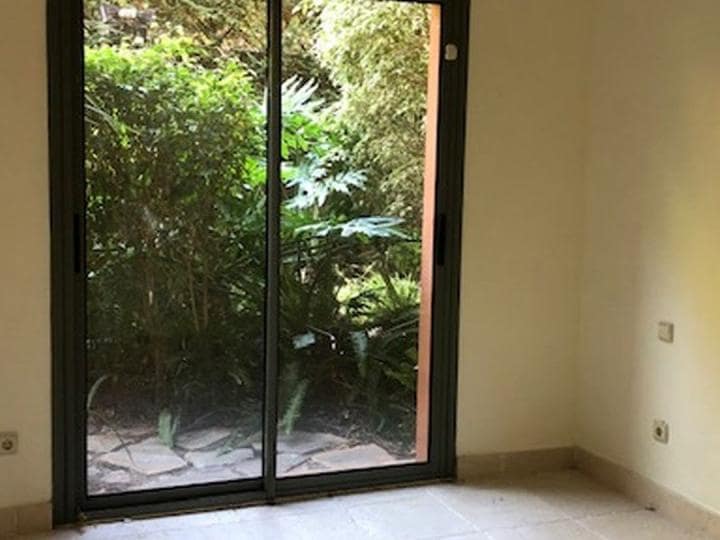 Apartamento de 2 habitaciones en Estepona en venta con piscina garaje - 299.000 € (Ref: 9725314)