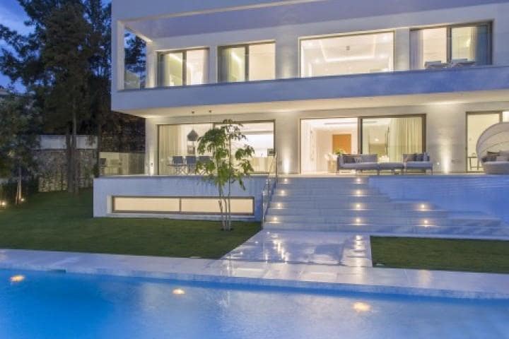 5 bedroom Villa for sale in Marbella with pool garage - € 2,190,000 (Ref: 9725325)