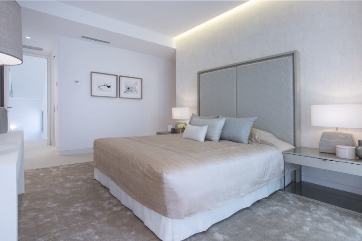 5 bedroom Villa for sale in Marbella with pool garage - € 2,190,000 (Ref: 9725325)