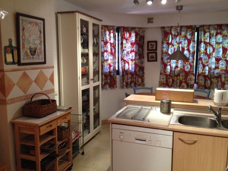 4 bedroom Townhouse for sale in Marbella with pool garage - € 599,500 (Ref: 9725336)