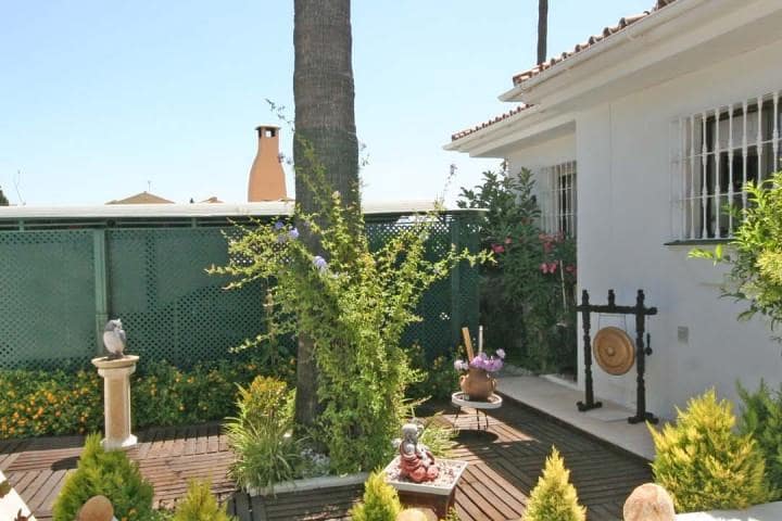 5 Zimmer Villa zu verkaufen in Marbella mit Pool Garage - 749.000 € (Ref: 9725342)