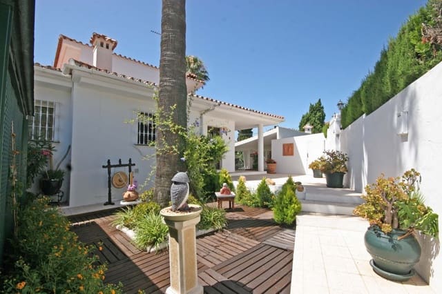 5 Zimmer Villa zu verkaufen in Marbella mit Pool Garage - 749.000 € (Ref: 9725342)