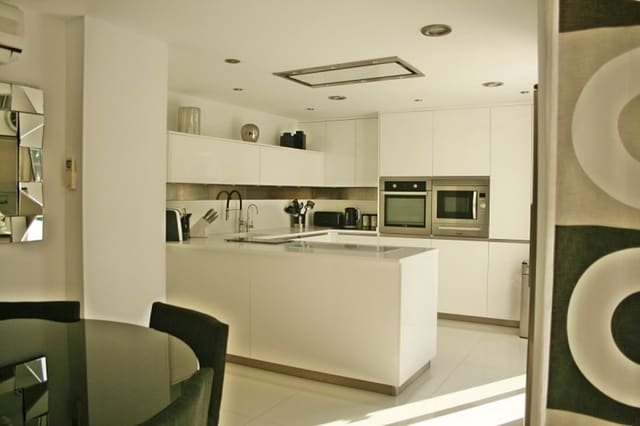 4 soveværelse Villa til salg i Marbella med swimmingpool garage - € 1.295.000 (Ref: 9725347)