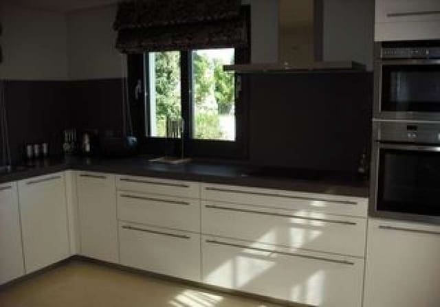 5 Zimmer Villa zu verkaufen in Marbella mit Pool Garage - 1.950.000 € (Ref: 9725350)