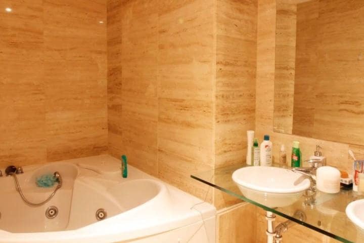 Apartamento de 3 habitaciones en Estepona en venta con piscina garaje - 410.000 € (Ref: 9725362)