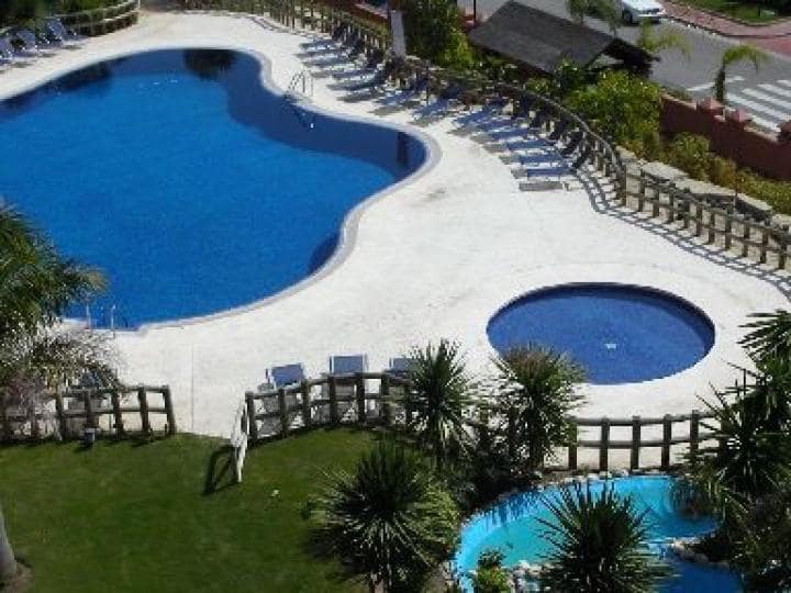 Apartamento de 3 habitaciones en Estepona en venta con piscina garaje - 410.000 € (Ref: 9725362)
