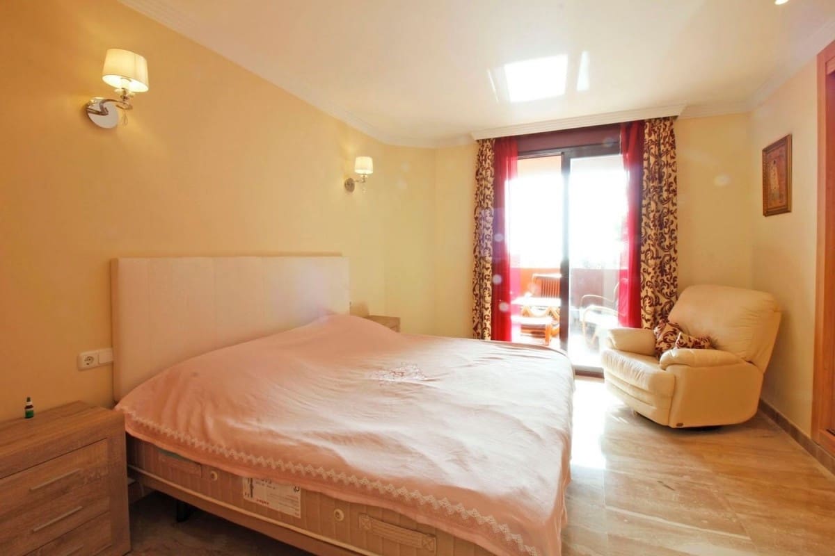 Apartamento de 3 habitaciones en Estepona en venta con piscina garaje - 410.000 € (Ref: 9725362)