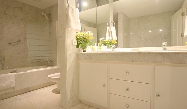 Apartamento de 3 habitaciones en Marbella en venta con piscina - 895.000 € (Ref: 9725376)