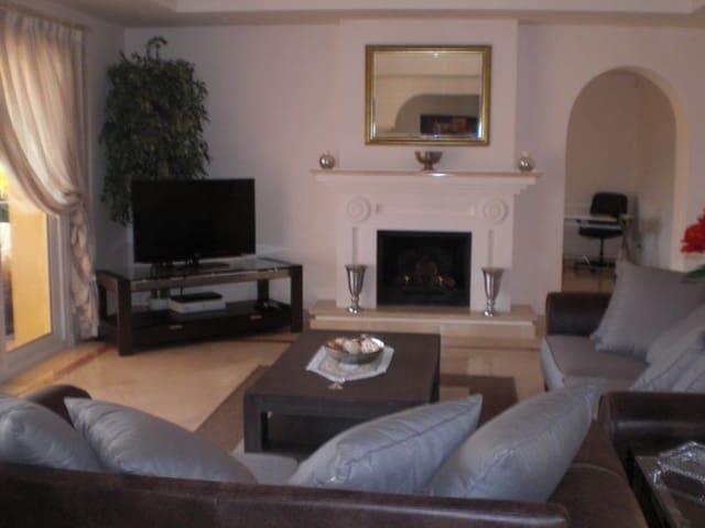 7 soverom Villa til salgs i Marbella med svømmebasseng garasje - € 2 250 000 (Ref: 9725378)