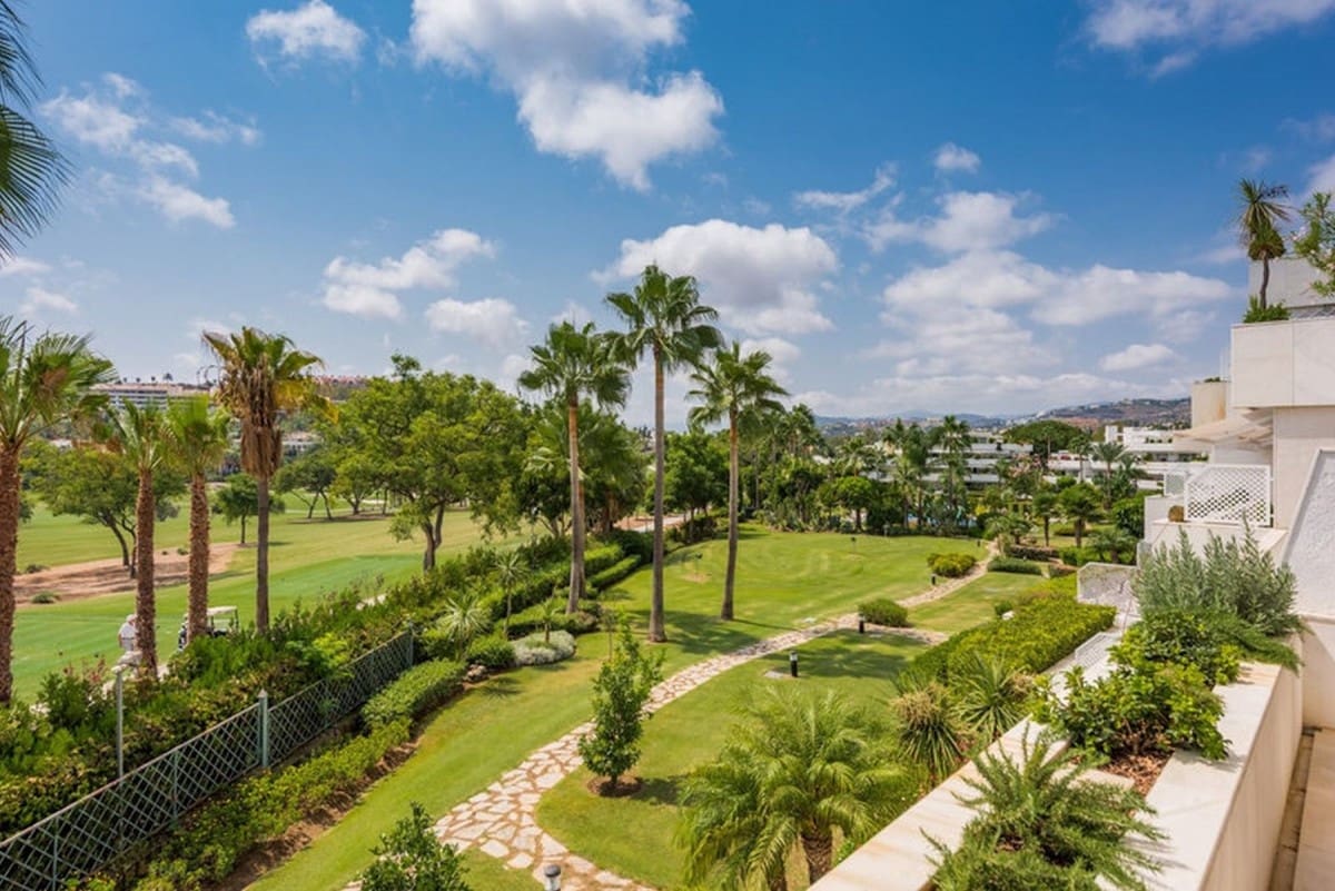 3 sypialnia Penthouse na sprzedaż w Marbella z basenem - 1 950 000 € (Ref: 9725381)