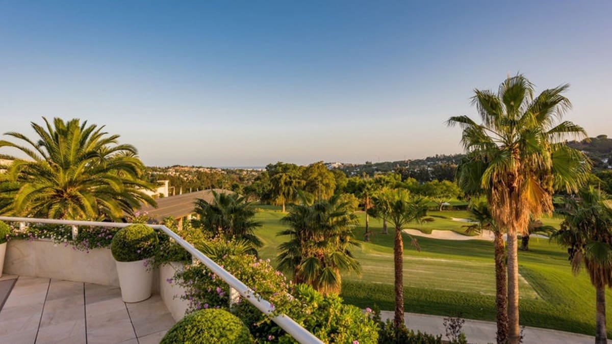 3 sypialnia Penthouse na sprzedaż w Marbella z basenem - 1 950 000 € (Ref: 9725381)