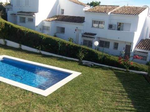 4 Zimmer Villa zu verkaufen in Marbella mit Pool - 1.200.000 € (Ref: 9725402)