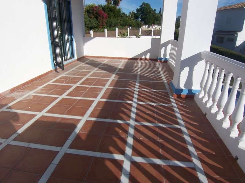 4 Zimmer Villa zu verkaufen in Marbella mit Pool - 1.200.000 € (Ref: 9725402)