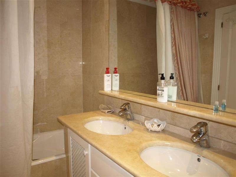 2 chambre Appartement à vendre à Puerto Banus avec piscine garage - 1 200 000 € (Ref: 9725407)