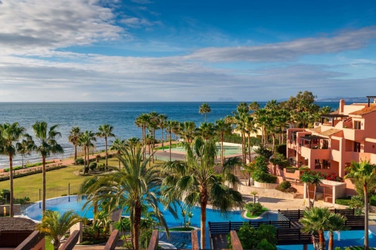 3 bedroom Apartment for sale in Estepona with pool garage - € 725,000 (Ref: 9725414)